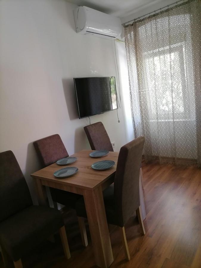 Apartment 15 *