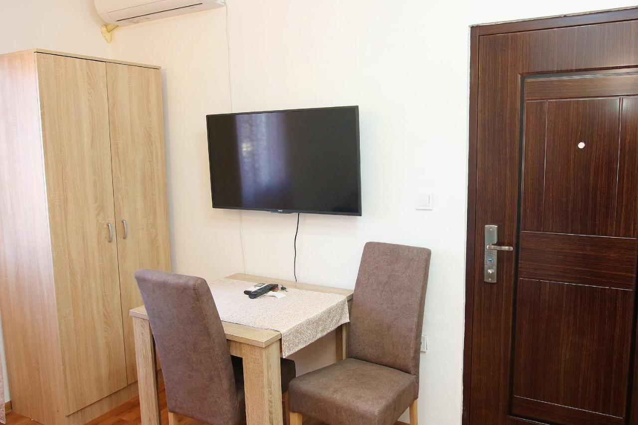 Apartment 15 *